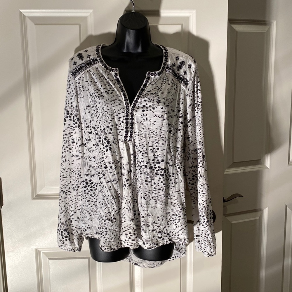 XL Lucky Brand white with black/silver accents